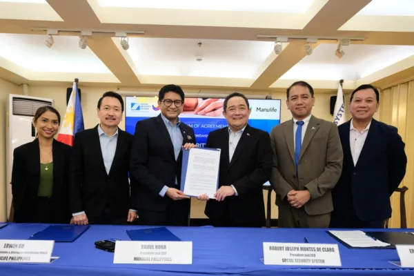 Executives of SSS and Manulife pose for a souvenir photo during the signing of an MOU meant to expand credit life insurance coverage for pension loan borrowers in PH