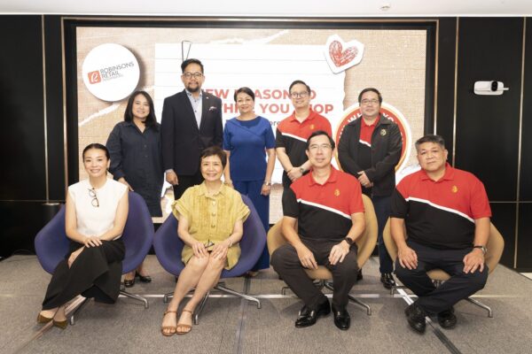 BPI and Robinsons execs strike a pose after completing a deal that would allow BPI customers to withdraw cash for free at Robinsons supermarket