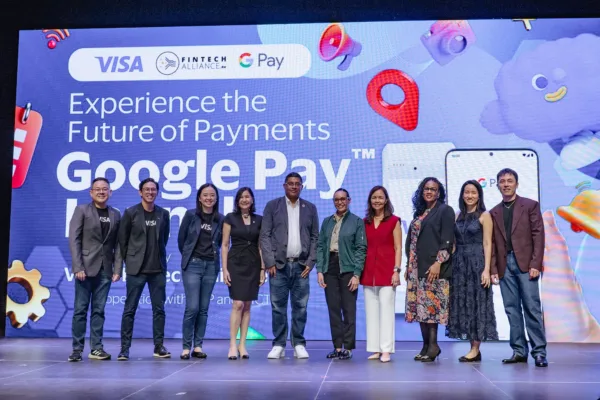 Executives of Visa and Google pose for a souvenir as Visa launches Google Pay support in PH, expanding contactless and tokenized payments