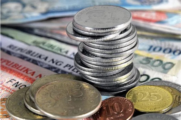 A pile of coins on top of PH bills as BSP surveys show widening confidence gap between businesses and consumers in Q4 2025