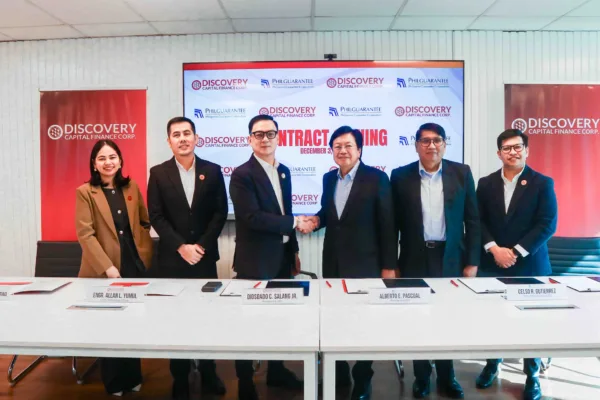 Executives of Discovery Capital Finance Corporation and PHILGUARANTEE during the MOA-signing aimed at expanding SME financing nationwide
