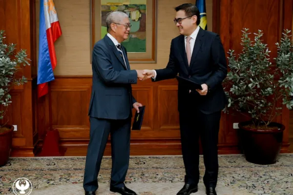 BSP Gov. Remolona shaking hands with Finance Secretary Frederick Go after the latter has joined the BSP Monetary Board