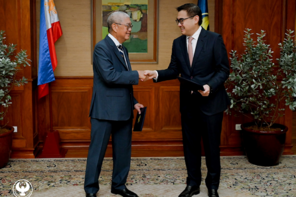 BSP Gov. Remolona shaking hands with Finance Secretary Frederick Go after the latter has joined the BSP Monetary Board