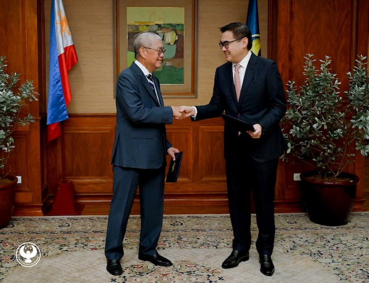 BSP Gov. Remolona shaking hands with Finance Secretary Frederick Go after the latter has joined the BSP Monetary Board