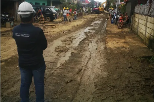 A man wearing a hard hat overseeing road reconstruction as CLI demonstrates its commitment to long-term community recovery in Cebu