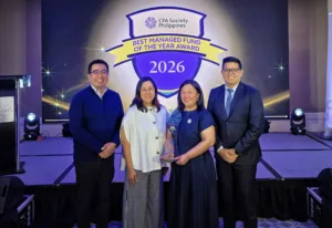 Metrobank executives receiving the award as its "Metro$ Short Term Bond Fund" gets named Best Managed Fund by CFA Society Philippines