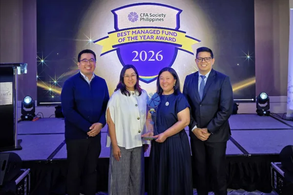 Metrobank executives receiving the award as its "Metro$ Short Term Bond Fund" gets named Best Managed Fund by CFA Society Philippines