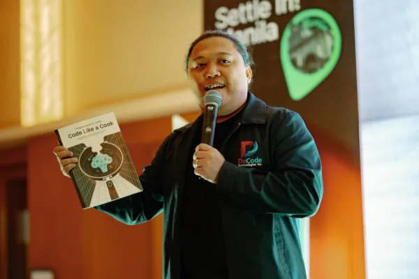 Eliezer Rabadon, CEO of DVCode, while introducing the new book
