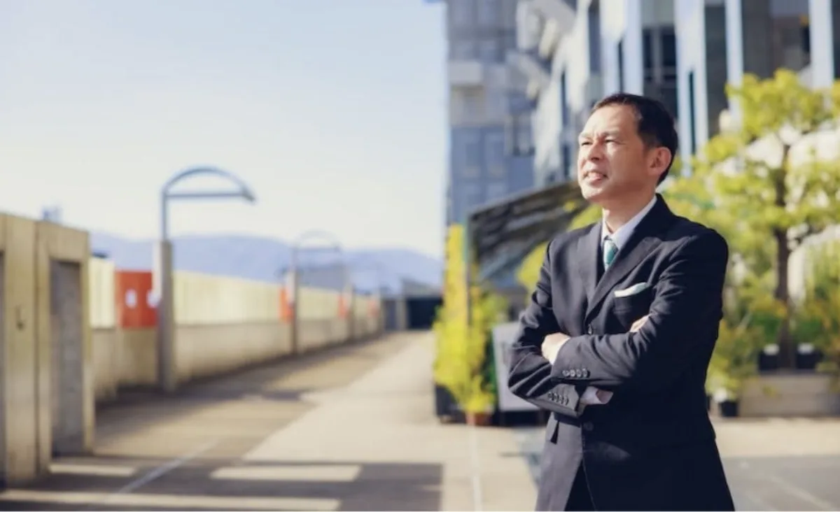 A man looks up to the sky as Metrobank sees gradual economic recovery in 2026 as inflation stays within target