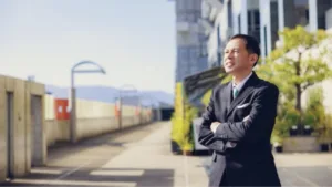 A man looks up to the sky as Metrobank sees gradual economic recovery in 2026 as inflation stays within target