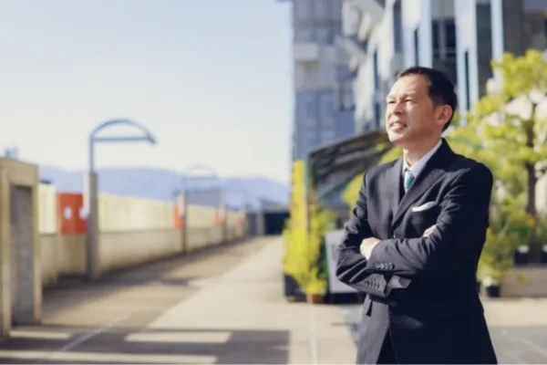 A man looks up to the sky as Metrobank sees gradual economic recovery in 2026 as inflation stays within target