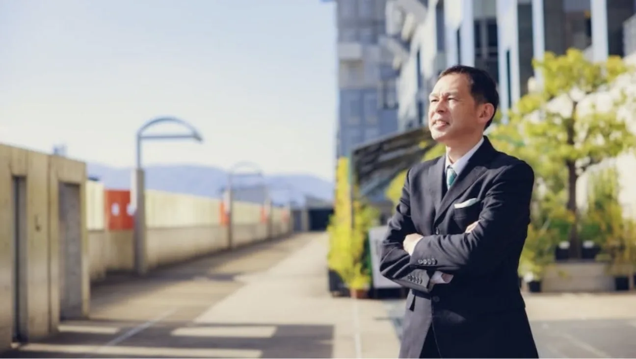 A man looks up to the sky as Metrobank sees gradual economic recovery in 2026 as inflation stays within target