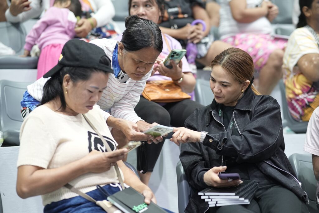 Maya supports DSWD UPLIFT digital payouts, bringing beneficiaries into formal banking 2 Maya x DSWD 1